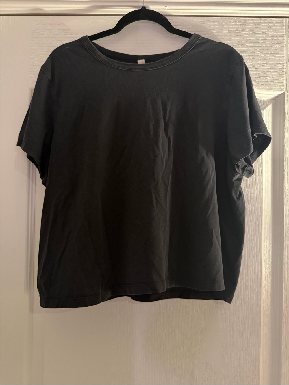 Lululemon Athletica Classic Fit Relaxed Black Cropped Women's Tee - Size 10 - Picture 2 of 6